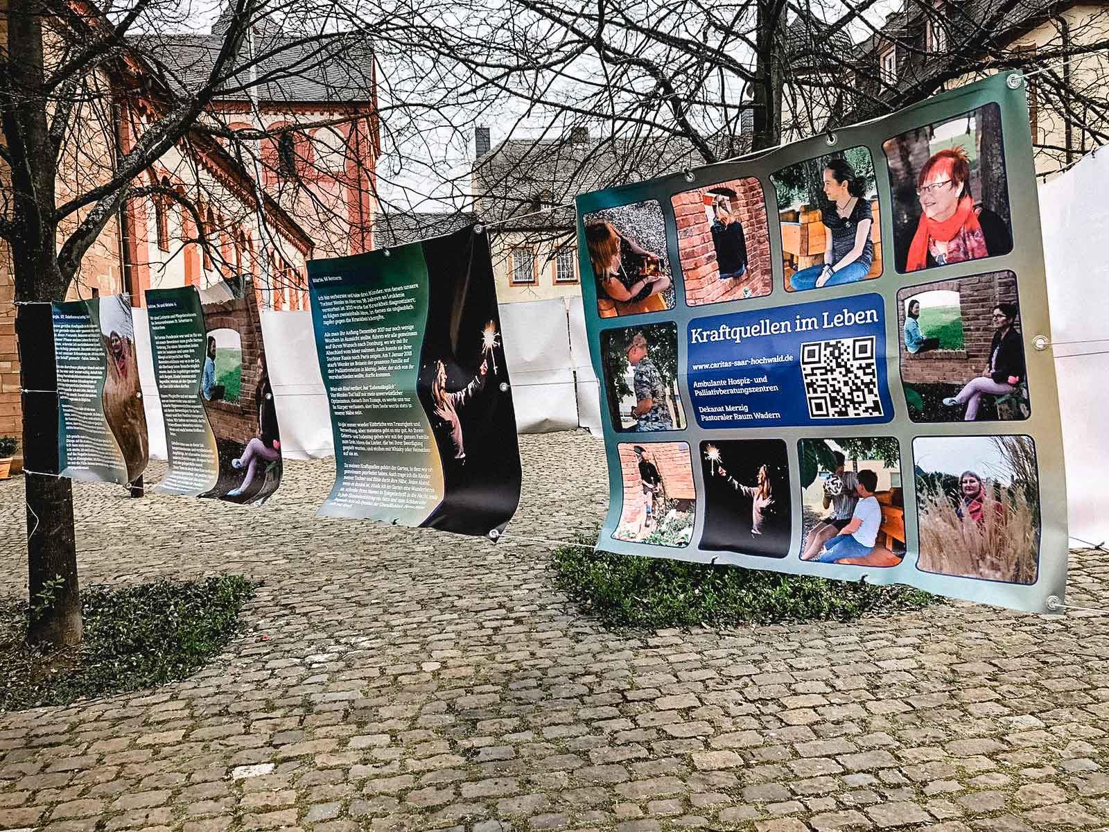 Auf elf Bannern wird mittels Fotos und Texte die Vielfalt möglicher Kraftquellen präsentiert