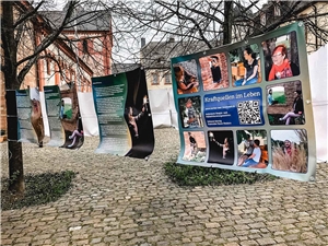 Auf elf Bannern wird mittels Fotos und Texte die Vielfalt möglicher Kraftquellen präsentiert