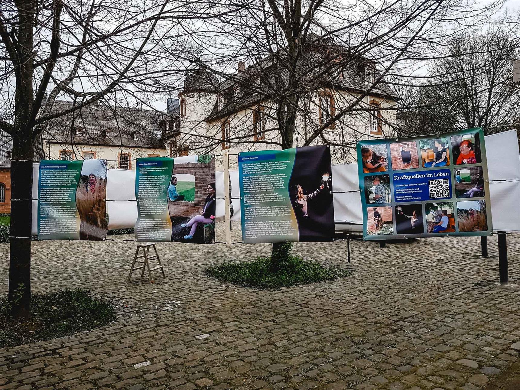 Start der Outdoor-Wanderausstellung „Kraftquellen im Leben“ in Merzig. Auf elf Bannern wird mittels Fotos und Texte die Vielfalt möglicher Kraftquellen präsentiert