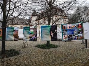 Start der Outdoor-Wanderausstellung „Kraftquellen im Leben“ in Merzig. Auf elf Bannern wird mittels Fotos und Texte die Vielfalt möglicher Kraftquellen präsentiert