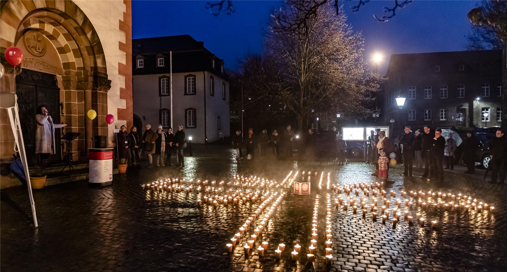 Menschen vor der Kirche St. Peter in Merzig 